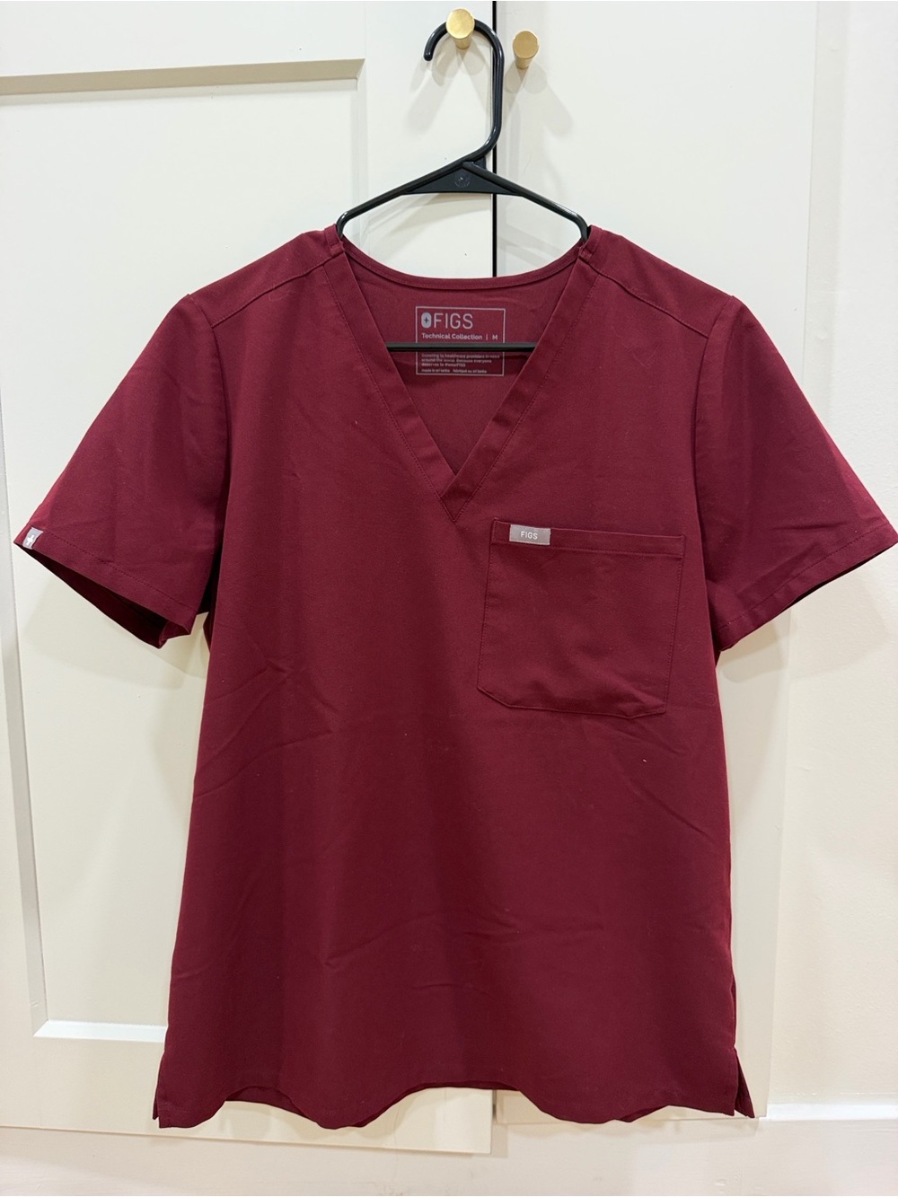 Figs Men's V-Neck Scrub Top in Burgundy